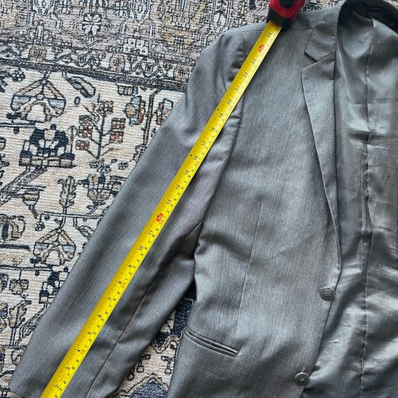 Timeless Gray Blazer - Classic, Versatile, and Perfect for Any Occasion - Picture 4 of 5